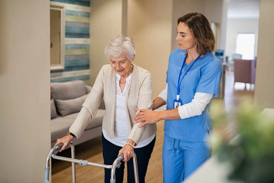 بهترین پرستار سالمند را از کجا استخدام کنیم؟