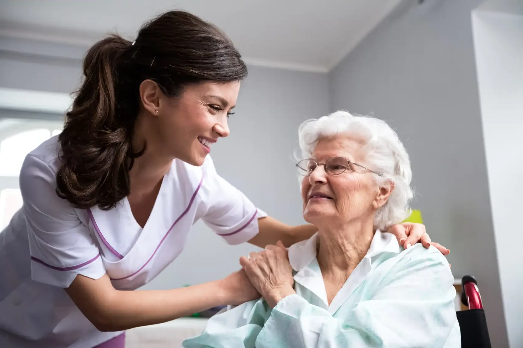 بهترین پرستار سالمند را از کجا استخدام کنیم؟